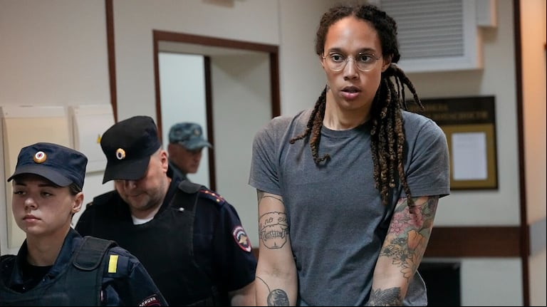 La basquetbolista estadounidense Brittney Griner fue ayer fue condenada por la Justicia rusa a nueve años de cárcel por posesión y contrabando de drogas.

(Foto: Alexander Zemlianichenko/AP)