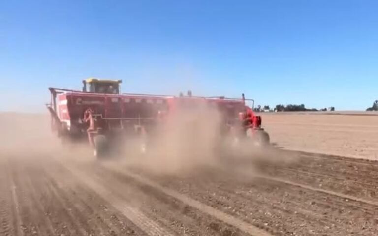 La Bolsa de Comercio de Rosario (BCR) señaló que el campo invirtió US$15.024 millones en la campaña 2023/24. (Foto: TN).