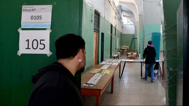 La Cámara Nacional Electoral informó todos los trámites istrativos que no se puede hacer si se falta a votar en las elecciones PASO 2023. (Foto: Télam)