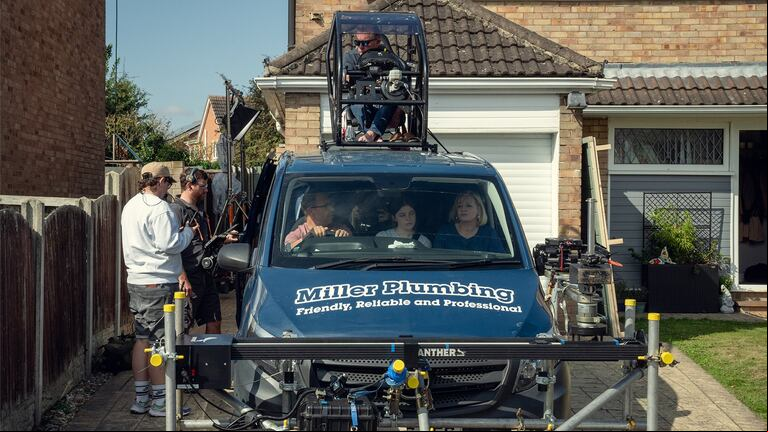 La camioneta equipada con las cámaras que se usó en el último episodio de "Adolescencia". (Foto: Netflix)