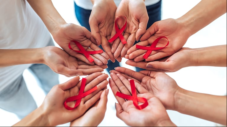 La campaña de ponerse la cinta roja busca incentivar el testeo en todas las personas sexualmente activas. (Foto: Adobe Stock)