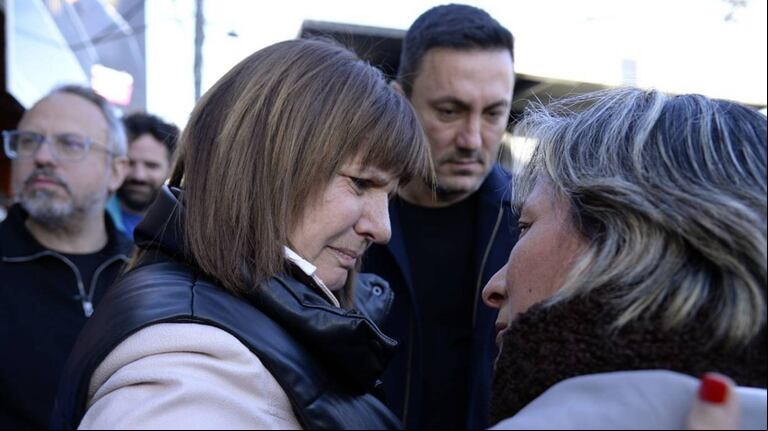 La candidata presidencial de Juntos por el Cambio, Patricia Bullrich, en una recorrida junto a su compañero de fórmula, Luis Petri (Foto: prensa Patricia Bullrich).