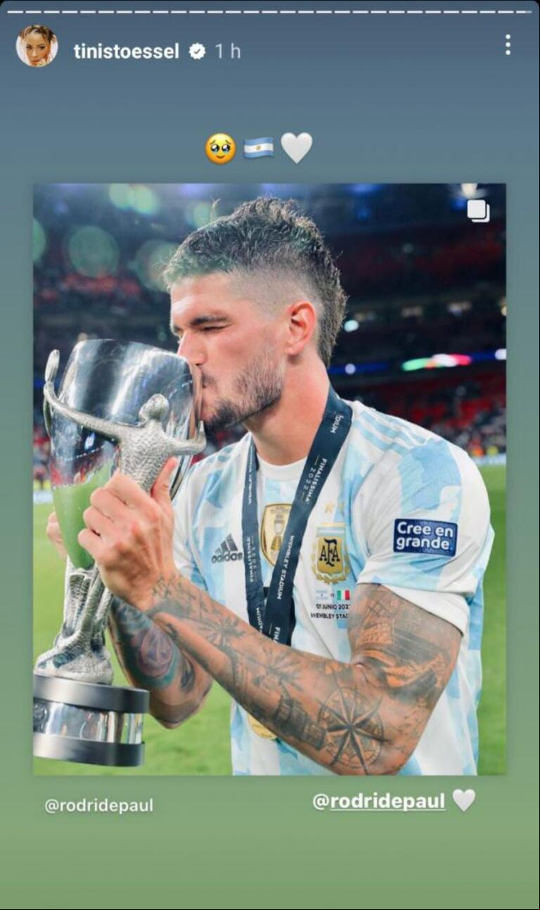 La cantante también felicitó al jugador y compartió en sus historias una foto que publicó De Paul en su cuenta oficial, sosteniendo la copa y besándola.