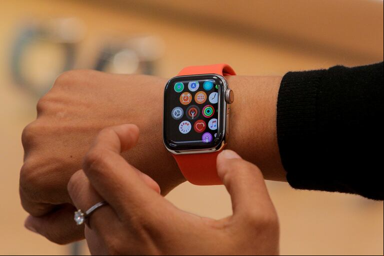 La característica presente en el Apple Watch detecta caídas y en caso de no recibir respuesta del  llama a servicios de emergencia.