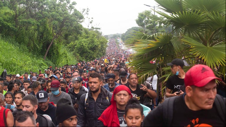 La caravana es una forma de protesta cuando inicia la Cumbre de las Américas para hacer visible la crisis migratoria que enfrenta el continente.