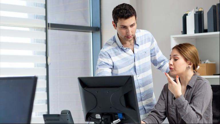 La cercanía personal puede trascender el terreno profesional. Freepick