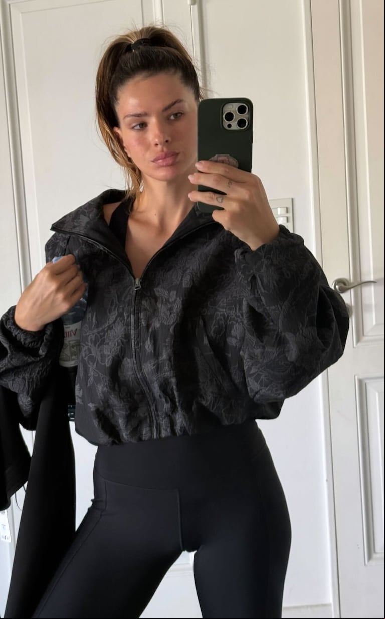La China Suárez con look total black. (Foto: Instagram/@sangrejaponesa).