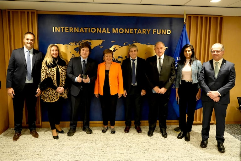 La comitiva argentina junto al equipo del FMI en la sede de Washington. (Foto: Presidencia).