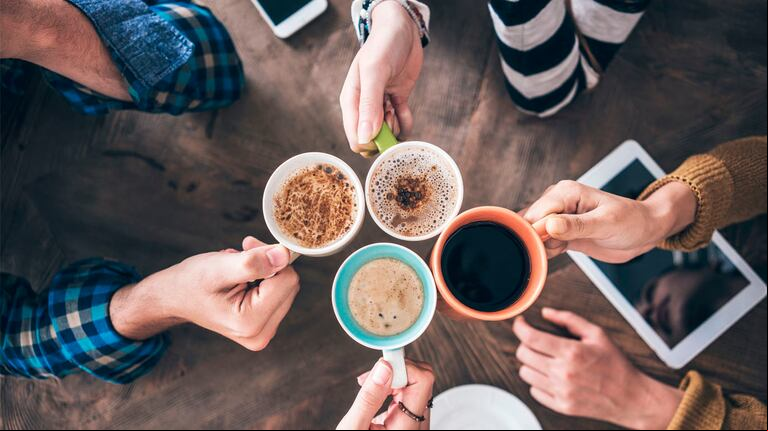 La compañía, las charlas y el o social estimulan el cerebro y previenen el deterioro cognitivo. (Foto: Adobe Stock).