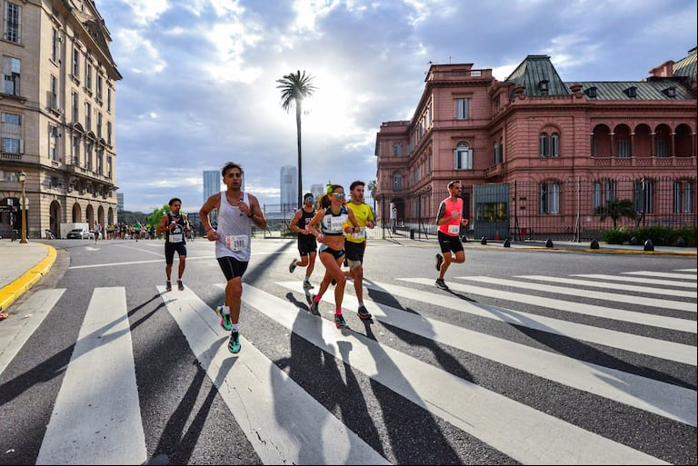 La competencia de 42k recorre los principales sitios de interés de la Ciudad. (Foto: Fotorun).