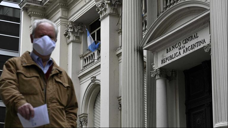 La compra de divisas aceleró en los últimos dos meses. (Foto: AFP)