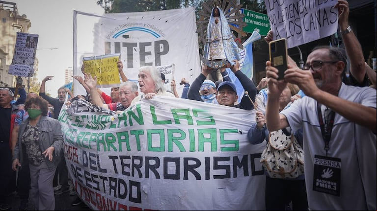 La concentración empezó a trasladarse a la Plaza de Mayo después de las 16:00. (Foto: Nicolás González/TN.)