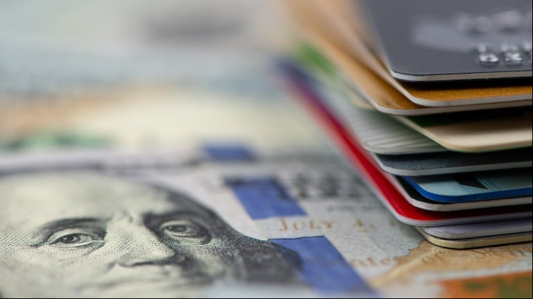 La cotización, banco por banco, del dólar oficial y el dólar tarjeta para este 4 de junio. (Foto: Adobe Stock)