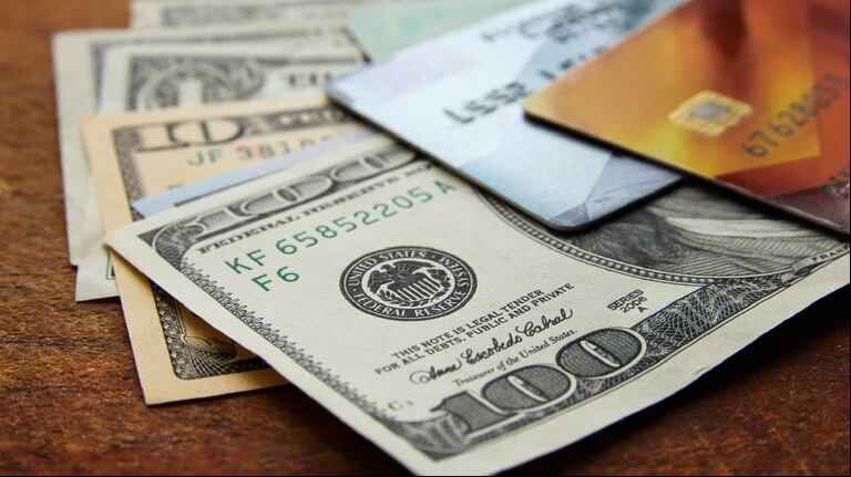 La cotización, banco por banco, del dólar tarjeta para este miércoles 16 de abril. (Foto: Adobe Stock)