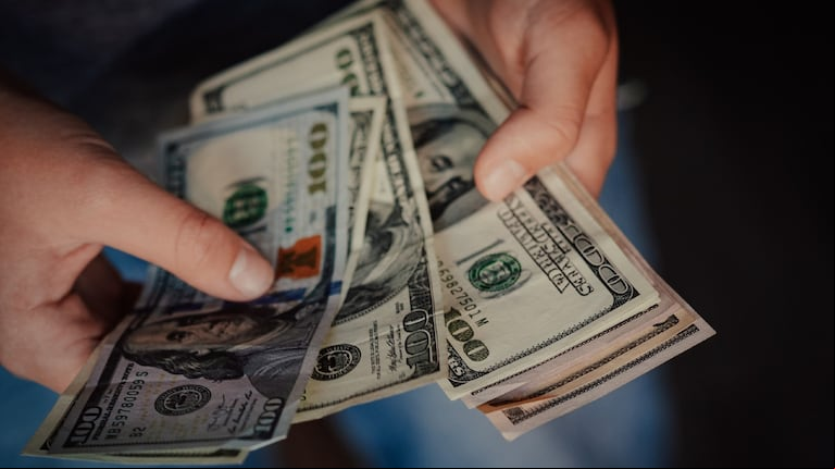 La cotización del dólar oficial, el blue, el MEP, el CCL y el Cripto de este lunes 5 de mayo. (Foto: Adobe Stock),
