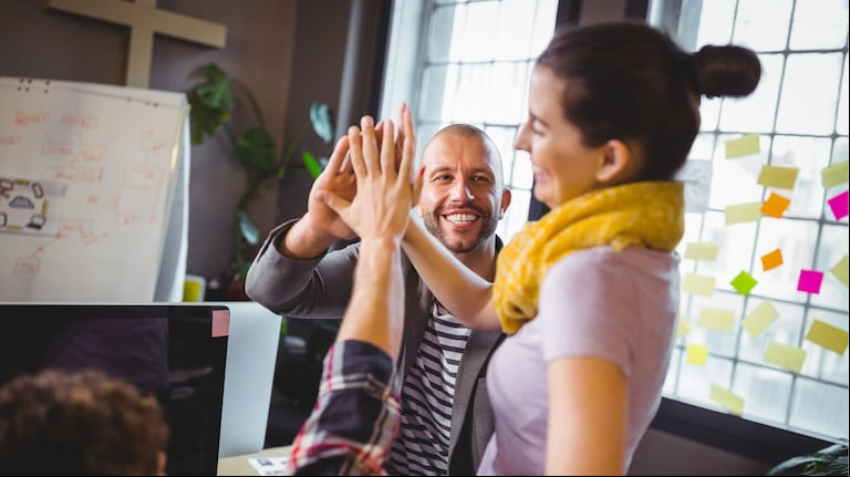 La creatividad puede exponerse en un trabajo en equipo. Foto: Adobe Stock