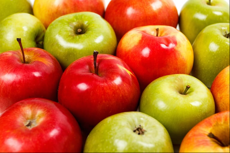 La cuestión de "manzanas rojas vs verdes" divide a muchos, pero cada variedad reune propiedades complementarias. (Foto: bravissimos - stock.adobe.com)