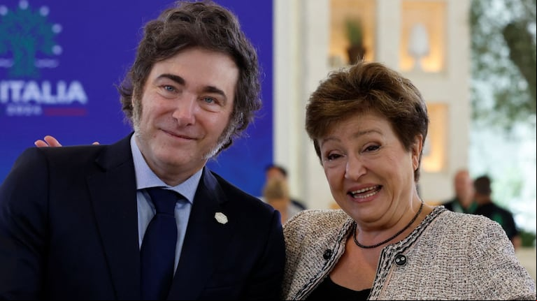 La directora del FMI, Kristalina Georgieva, y el presidente Javier Milei. (Foto: Reuters).