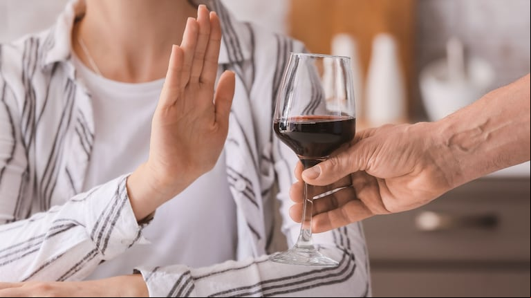 La enfermedad más importante relacionada con el consumo de alcohol es la cirrosis hepática. (Foto: Adobe Stock)