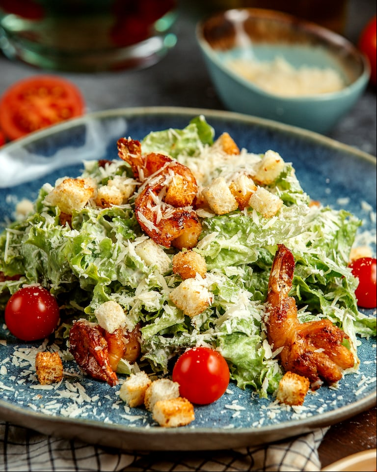 La ensalada César mezcla de ingredientes simples pero intensos. (Foto: Freepik).
