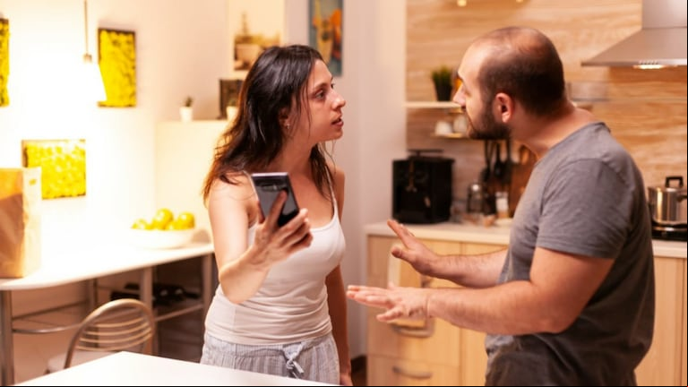 La especialista informa que la crisis puede sacar a la luz problemas de la pareja. (Foto: Adobe Stock)