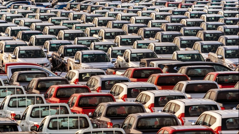 La exención del pago de patentes para autos eléctricos y híbridos busca incentivar la transición hacia un transporte más sostenible. (Foto: Freepik)
