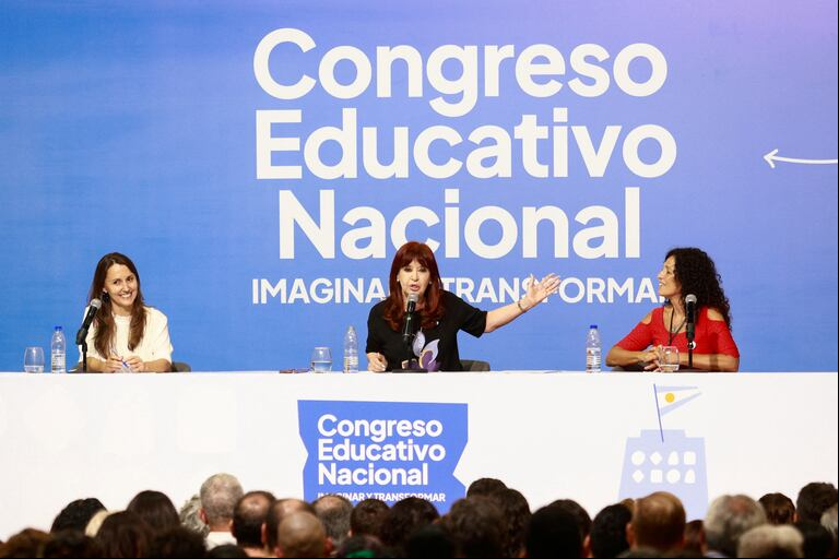 La expresidenta Cristina Kirchner participó este sábado del Congreso Educativo Nacional “Imaginar y Transformar”. (Foto: Reuters/Matias Baglietto).