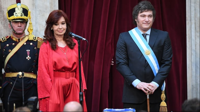La expresidenta criticó la intención del mandatario de seducir a los isleños para que “decidan ser argentinos”. (Foto: NA)