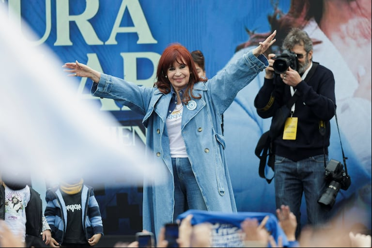 La expresidenta de Argentina, Cristina Fernández de Kirchner, gesticula después de dar un discurso en el 215 aniversario de la Revolución de Mayo, en Buenos Aires, Argentina, 25 de mayo de 2025. REUTERS/Cristina Sille