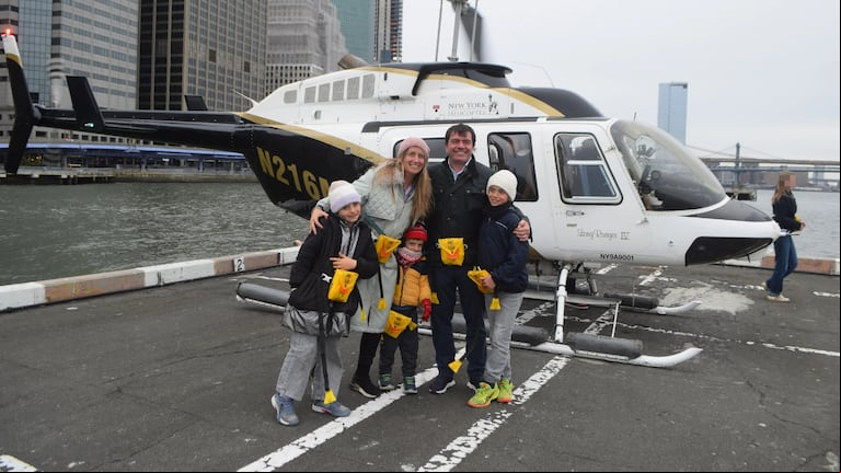 La familia, instantes antes de abordar el helicóptero. (Foto: New York Helicopter Tours)