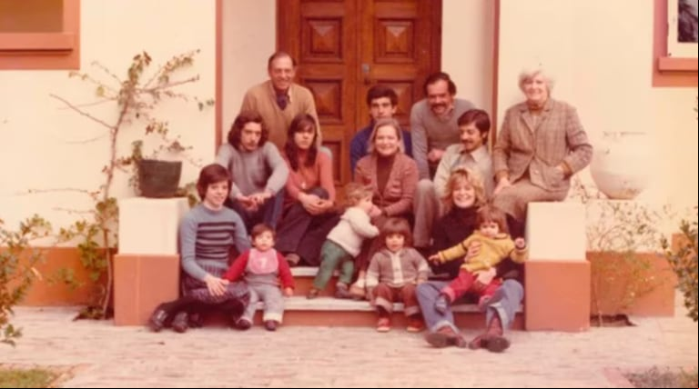 La familia Moura: en la fila del medio, a la derecha está Jorge y a la izquierda Federico. (Foto: Infobae)