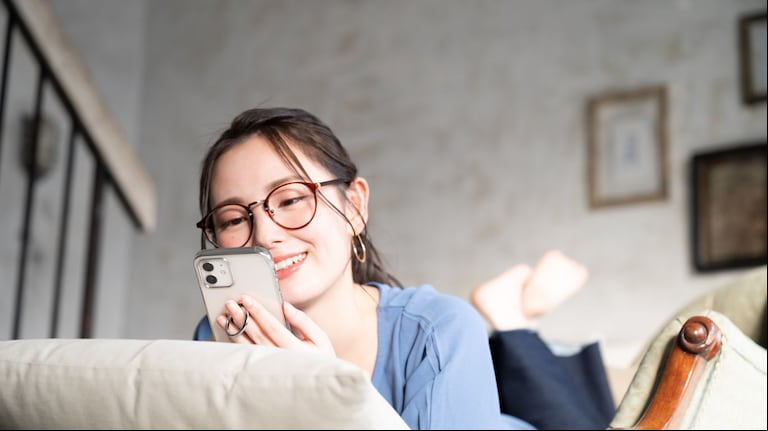La flamante opción en los móviles de Apple apunta a reducir el riesgo de miopía, especialmente en chicos. (Foto: Adobe Stock)