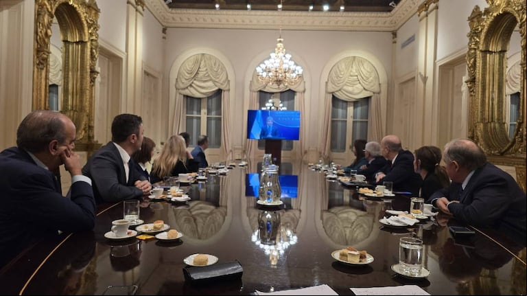 La foto que tuiteó Javier Milei: escuchando la conferencia de Luis Caputo junto al resto de sus ministros. (Foto: X @JMilei.)