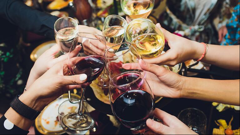 La foto viral de un brindis que confunden a todos: ¿cuánta personas hay en la imagen? (Foto: Adobe Stock).