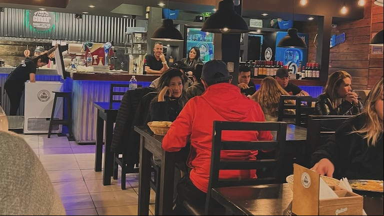 La gente almuerza o cena e n un ámbito súper cálido y bien de barrio. También hay mesas en la vereda y en la terraza. Foto: Instagram / @parrilla_condor