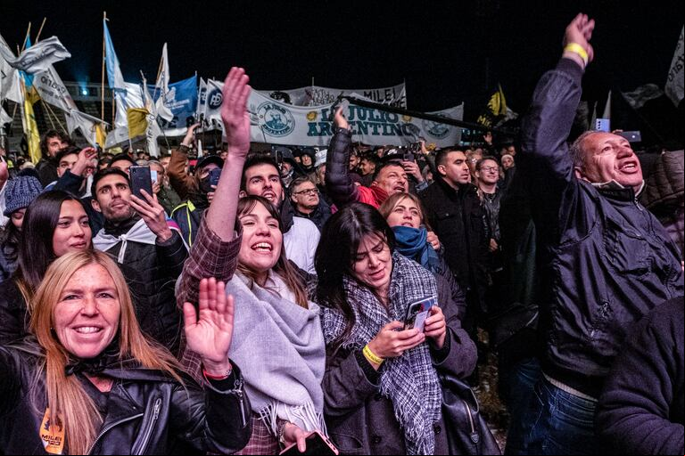 La gente puso entusiasmo en la noche fría en la cancha de El Porvenir. (Foto: Télam)