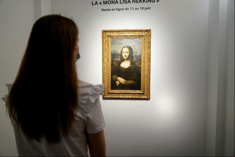 La Gioconda y sus mil reproducciones: una mujer mira una copia del siglo XVII de La Mona Lisa de Leonardo antes de su subasta en 2021.