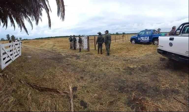 La Guardia Rural "Los Pumas" ingresó al campo donde se llevaron a cabo los allanamientos de las 50 vaquillonas. (Foto: Guardia Rural "Los Pumas").