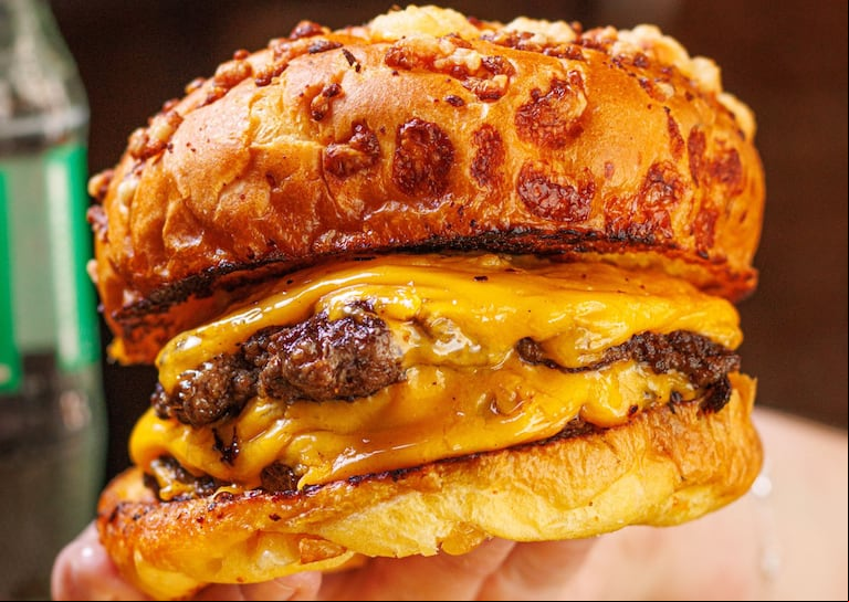 La hamburguesa de doble cheddar. (Foto: gentileza El Desembarco).
