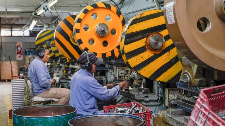 La industria creció por tercer mes consecutivo, pero los empresarios advierten que las ventas siguen en baja. (Foto: NA)