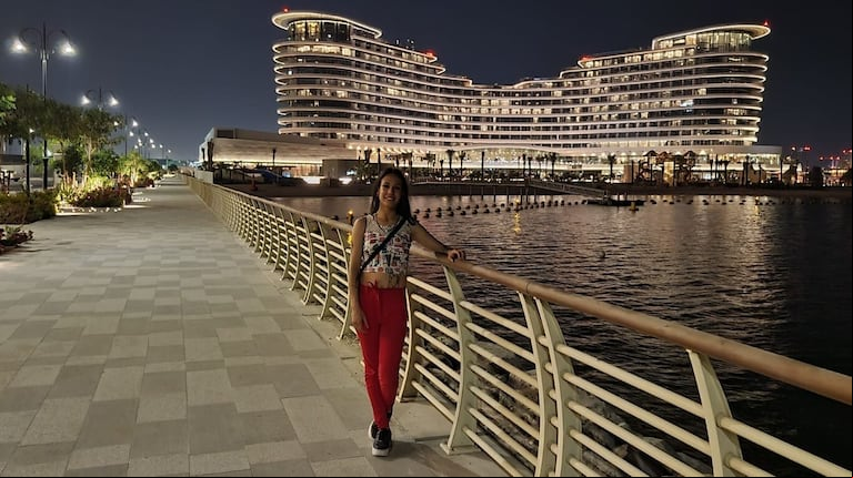 La joven aplicó a una propuesta de un hotel internacional y comenzó a trabajar allí como bartender (Foto: Instagram @negritt4).