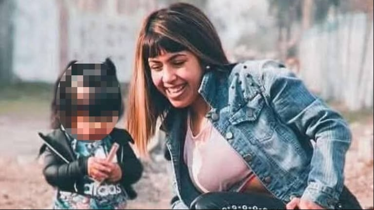 La joven asesinada en Ingeniero Budge junto a su hija de 5 años. (Foto: Facebook / Catalina Cambios).