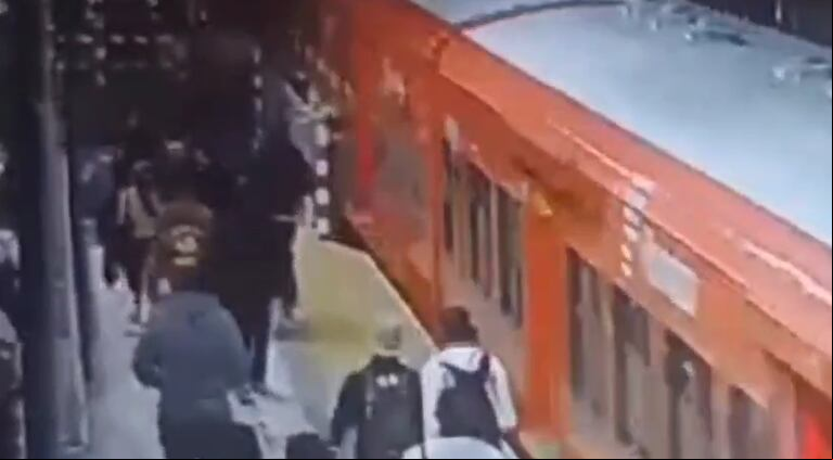 La joven se golpeó y cayó a los rieles. (Foto: captura de video)