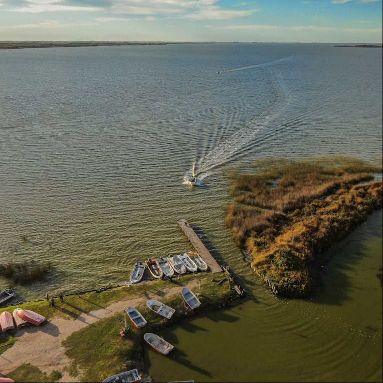La laguna Salada Grande Madariaga, ideal para una tarde de pesca. Foto: Instagram @saladagrandemadariaga