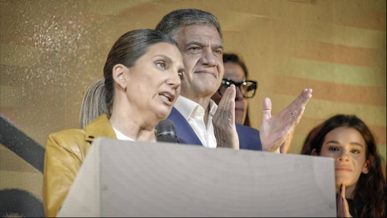 La legisladora electa del PRO, Silvia Lospennato, junto al jefe de gobierno porteño, Jorge Macri, en su discurso tras las elecciones. (Foto: Juan Pablo Chaves - TN)