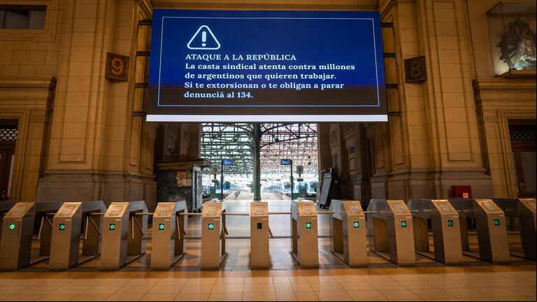 La leyenda que publicó el Gobierno en las pantallas de las cabeceras de los trenes durante la tarde del miércoles y todo este jueves. (Foto: TN/Leandro Heredia).