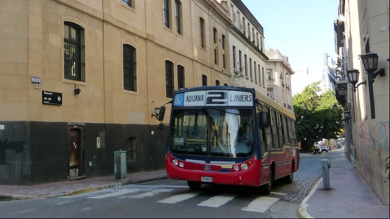 La línea de colectivos que va todo recto desde La Matanza hasta Puerto Madero y tarda 2 horas. (Foto Wikipedia)