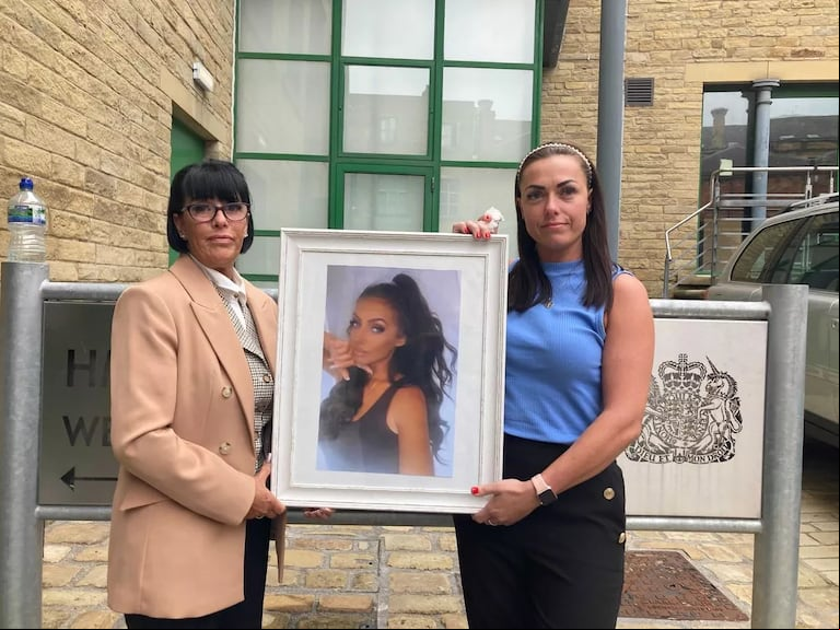 La madre de Georgia Brooke, Samantha, y su hermana Nadia, sostienen su fotografía frente al tribunal forense de Yorkshire. (Foto: gentileza ExaminerLive).