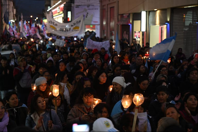 La marcha de antorchas comenzó a las 19. (Foto: Télam)