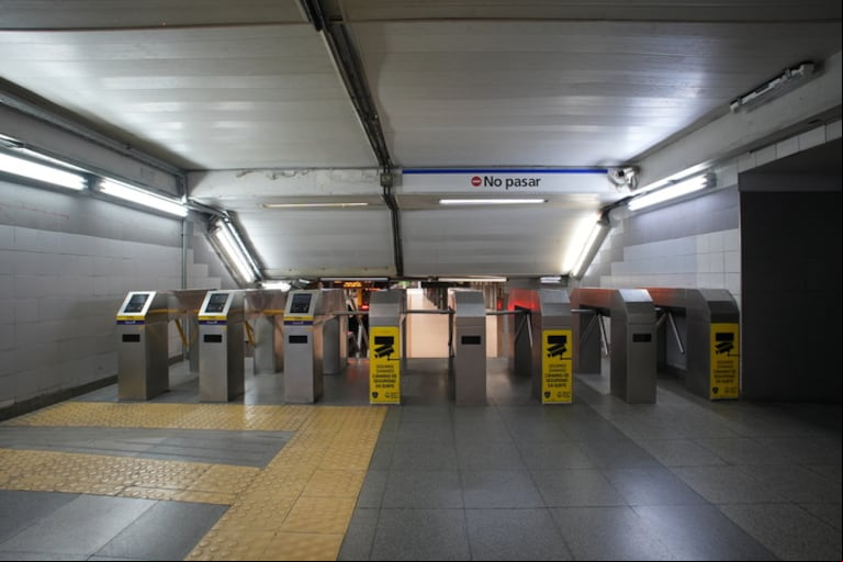 La medida de fuerza se extendió de 14 a 15 horas en todas las líneas del Subte y también en el Premetro. (Foto: Juan Pablo Chávez / TN)